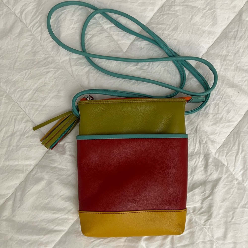 ili NY & Co. Cross Body Purse! Genuine Leather in excellent condition.